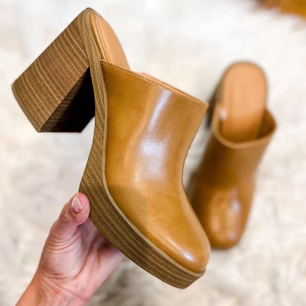 Universal Thread Women's Tess Platform Mule Heels Tan Clogs